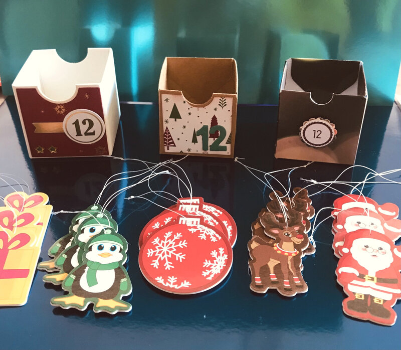 case 12 petites figurines à suspendre dans le sapin ou dans une plante