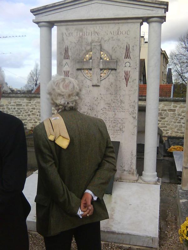 Claude de Flers, sur la tombe de son arrière grand-père, Victorien Sardou, à Mary-le-Roi