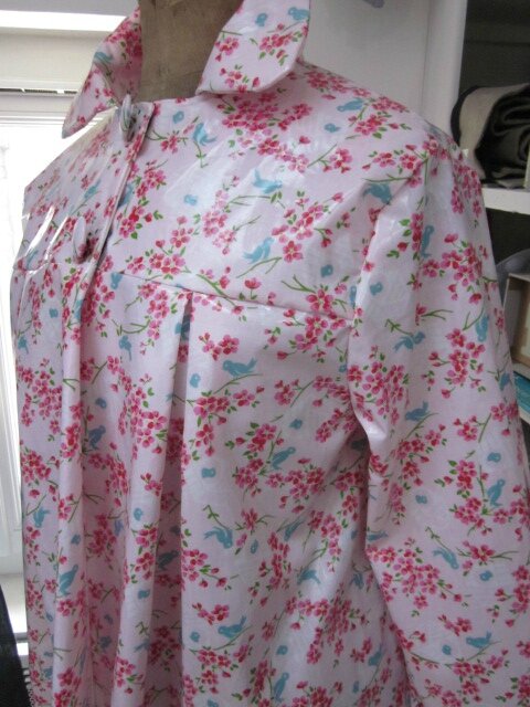 Ciré AGLAE, version court, en coton enduit rose imprimé fleurs fushia et oiseaux bleus, fermé par pression dissimulés sous des boutons recouverts (5)