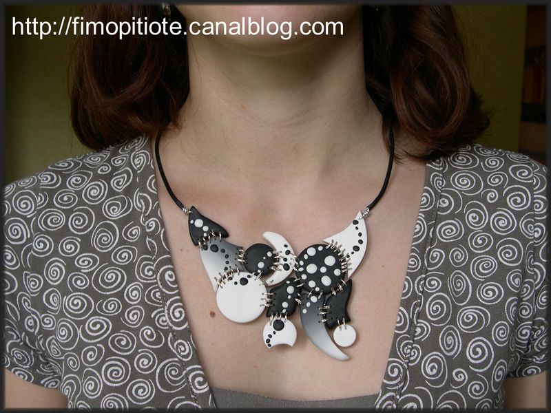 Collier plaques noir et blanc en pte fimo Pitiote et la pate fimo