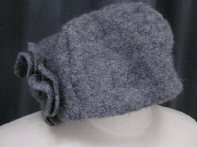 Chapeau AGATHE en laine bouillie gris moyen chiné avec fleur - doublure de lin gris - taille (2)