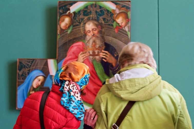 people-matching-artworks-Stefan-Draschan-9