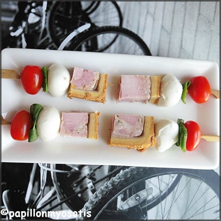 Brochettes apéritives (tomate, mozzarella, basilic pâté en croute)_1