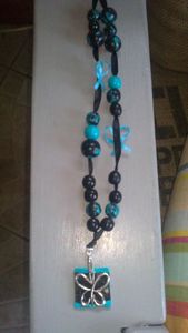 collier bleu