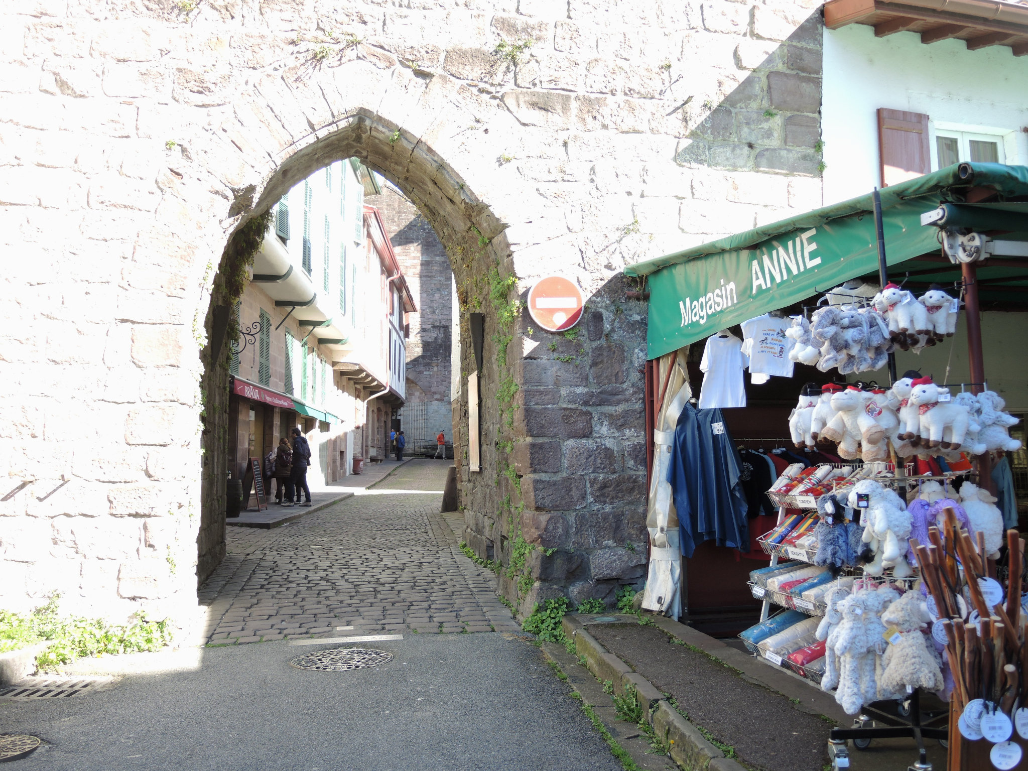 Saint-Jean-Pied-de-Port, porte et peluches de brebis (64)