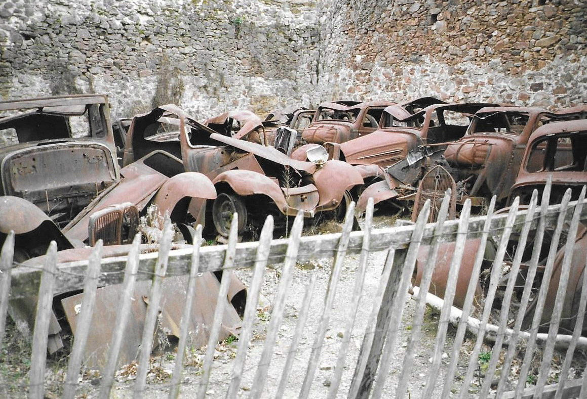 Oradour-sur-Glane, cimetière de voitures (87)
