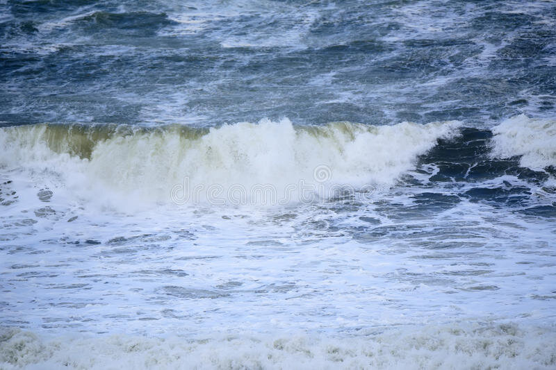 belle-mer-orageuse-avec-des-vagues-91452801