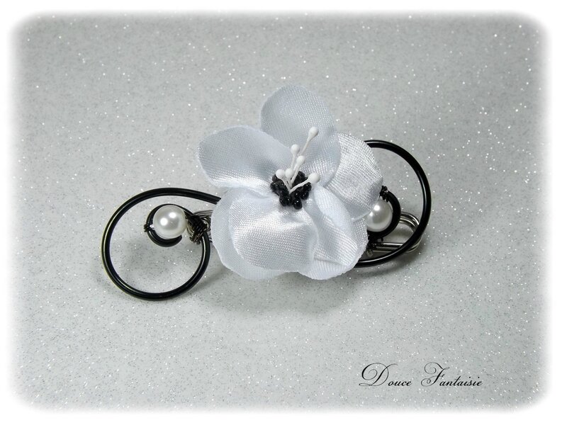 Attache-traîne fil aluminium fleur noir et blanc