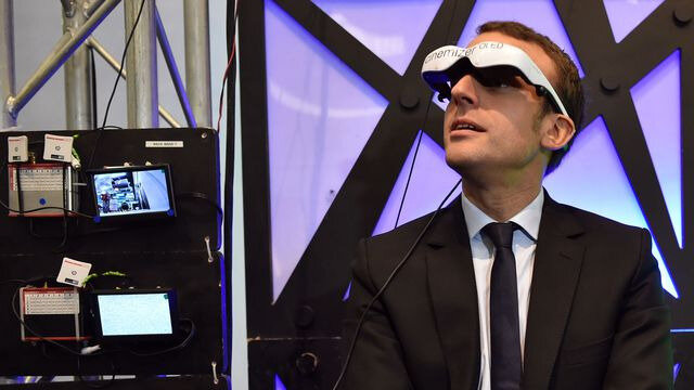 emmanuel-macron-en-visite-au-salon-viva-tech-le-15-juin_5898825
