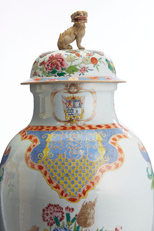 2019_CKS_17042_0114_003(a_pair_of_chinese_export_armorial_soldier_vases_and_two_covers_yongzhe)