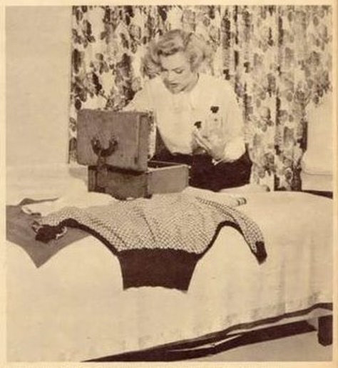 1951-MM_in_skirt-Lytess_home-012-1