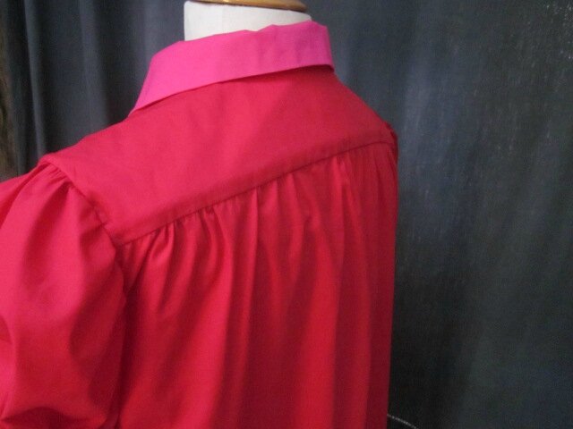 Robe PAULETTE en popeline de coton rouge avec col claudine et boutons recouverts en popeline de coton fushia (12)