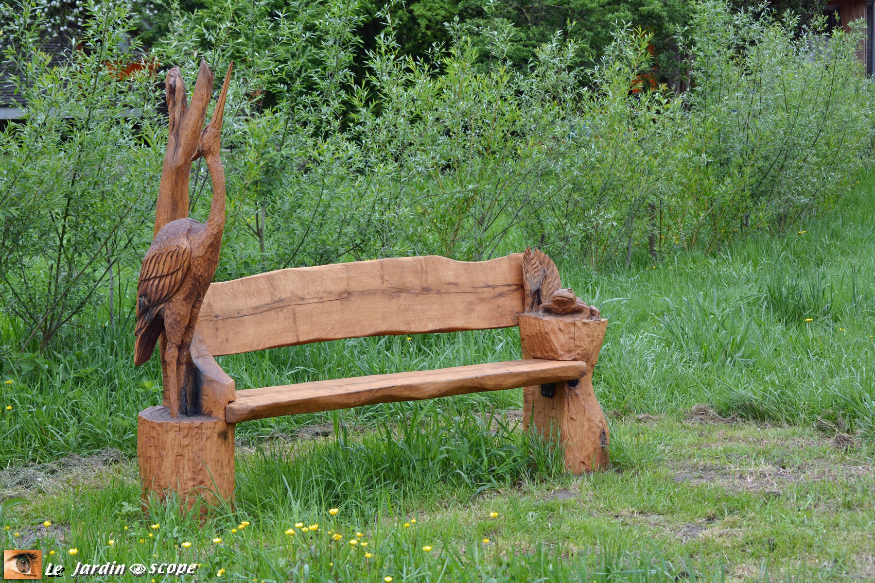 Banc en bois avec un héron et une grenouille sculptés