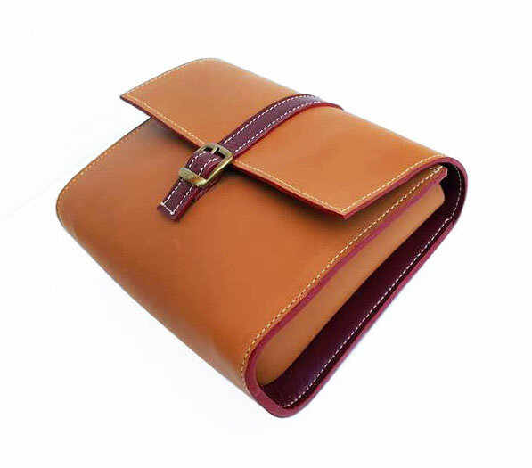 Sac cuir pleine fleur camel tannage végétal doublure cuir veau rouge bordeau artisanat français - savoir faire Cornélius Maroquinerie - sac besace cuir collection Cameron