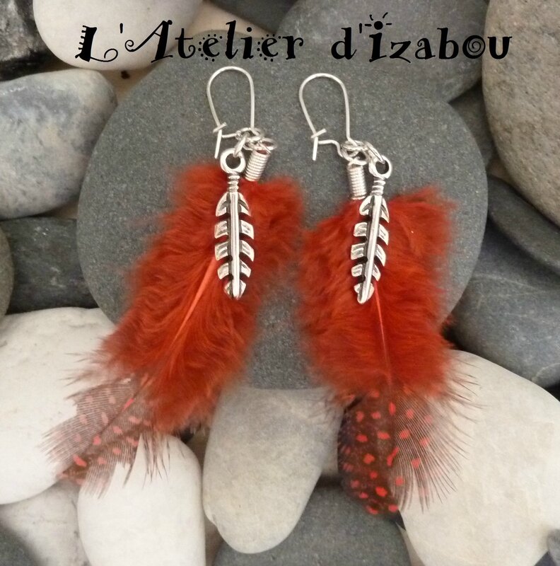 P1140984 Boucles d'oreilles dormeuses plumes rouge bordeaux et plumes indiennes métal argenté