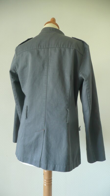 veste grise de dos