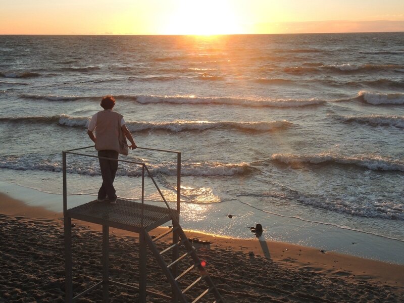 Jénorme regarde le coucher de soleil sur la Baltique à Zelenogradsk (Russie)