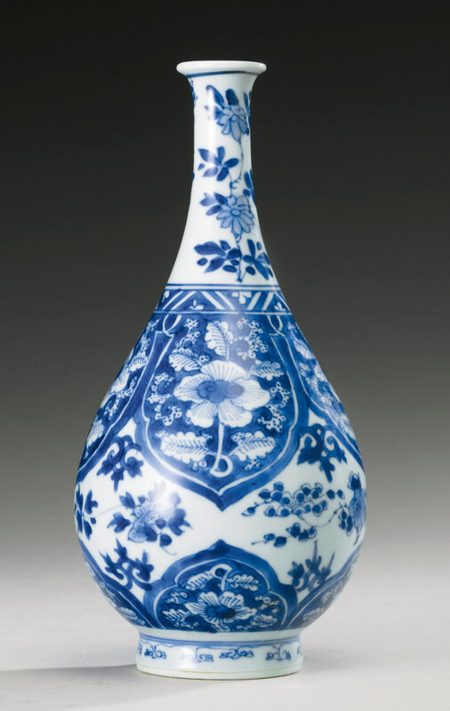 A blue and white bottle vase, Qing dynasty, Kangxi period (1662-1722)