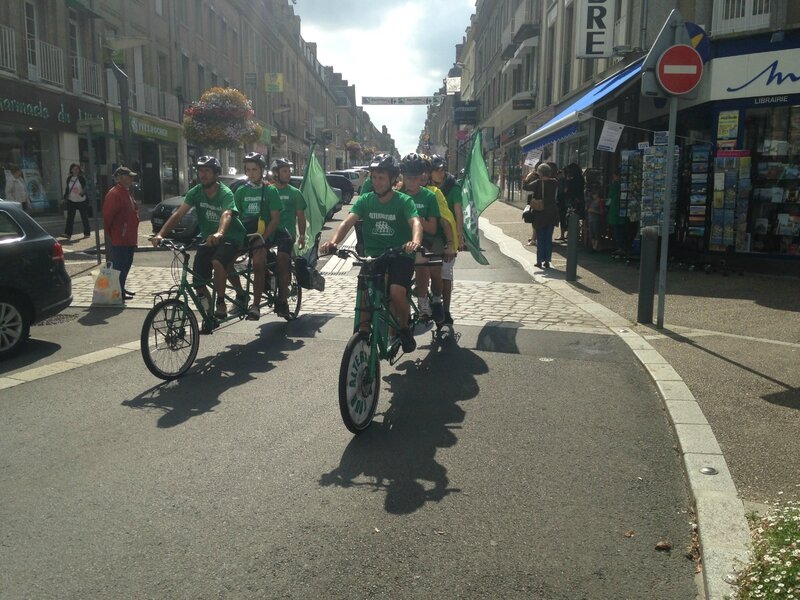 tour France alternatiba Avranches rue de la Constitution 17 août 2015 vélorution