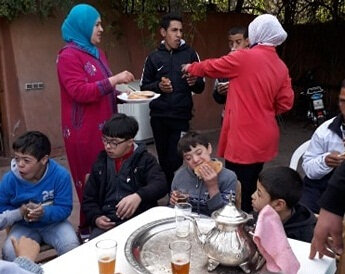 le goûter avec le verre de thé