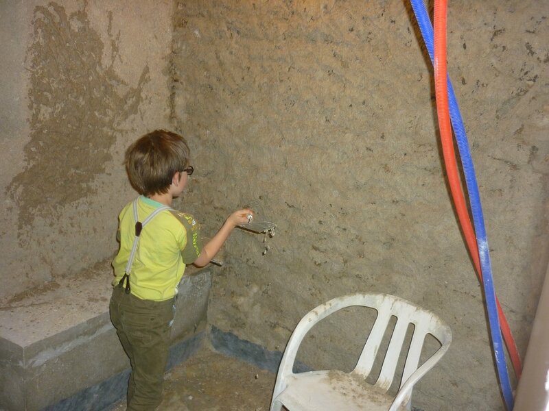 Renover une maison - longère - enduits chaux chanvre - mur en pierre - gobetis - enduit de corps - enduits de finition5