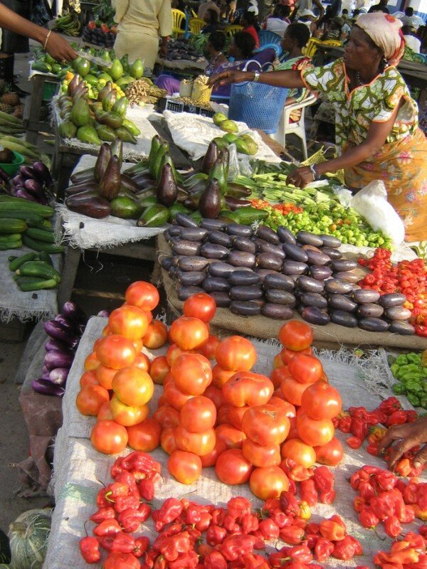 Au bord du fleuve le marché est coloré