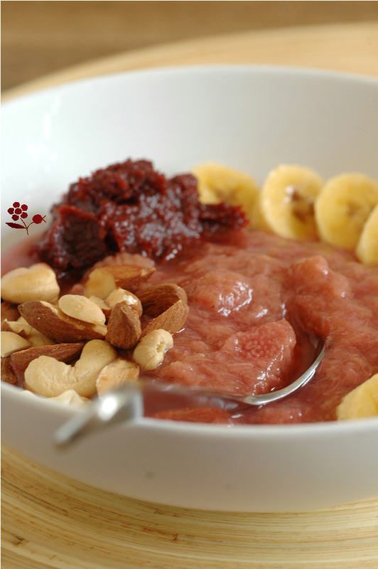 Compote rhubarbe, pâte de dattes, banane, amandes & noix de cajou grillées