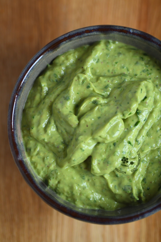 Sauce avocat, persil, céleri branche, pistache & piment