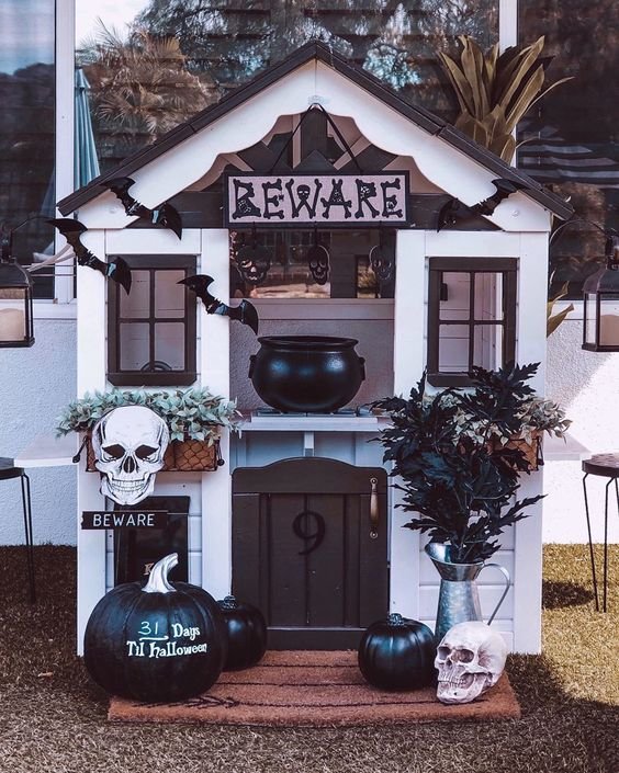 playhouse_halloween_black_decor