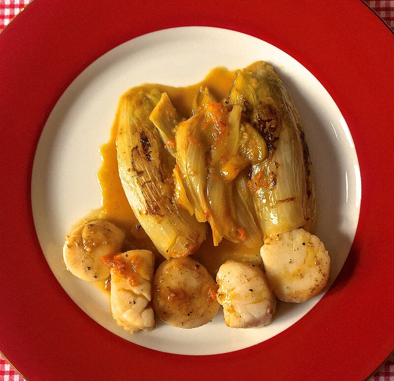 endives braisées à l'orange, noix de Saint-Jacques poêlées