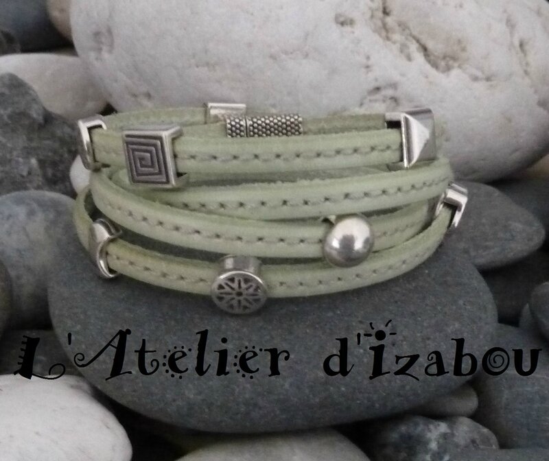 P1160509 Bracelet manchette femme multitours de poignet, cuir cousu vert d'eau et passants