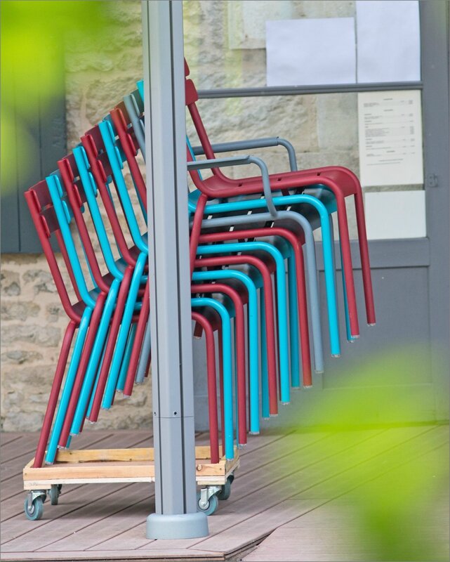 chaises empilees danse 230616