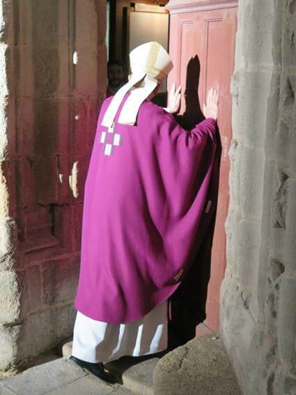 Jubilé 2015 - Mgr Jame ouvre la porte Sainte à la cathédrale de Nantes