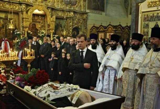 La-Russie-enterre-avec-ferveur-Alexandre-Soljenitsyne_article_main_large