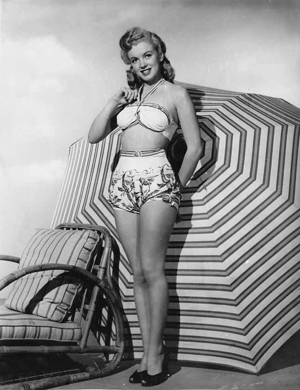 1947-01-FOX_studios-sitting01-bikini_pattern-MM-010-1