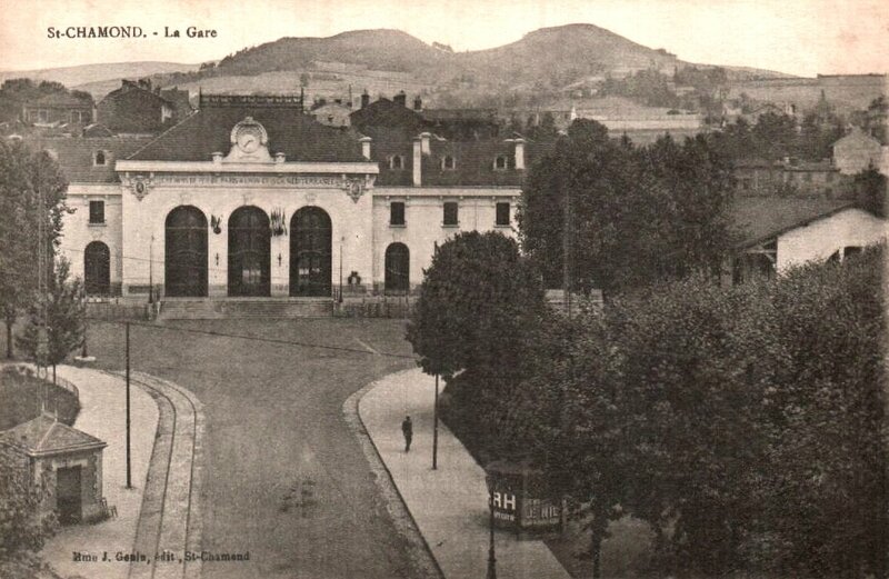 le devant de la gare