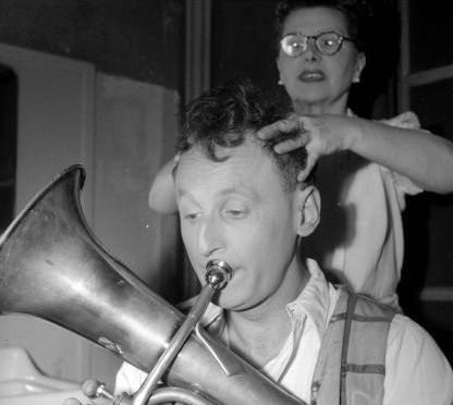 jouant_du_cornet___pistons_en_recevant_des_soins_capillaires