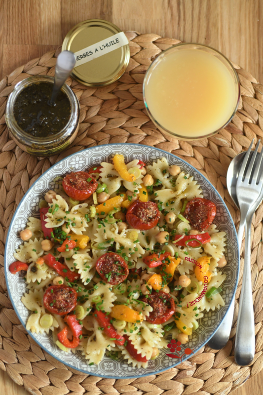 Salade tiède de farfale, pois chiches, poivron rôti, tomates confites aux herbes à l'huile_1