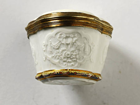 A_Meissen_silver_gilt_mounted_snuff_box__circa_1737_405