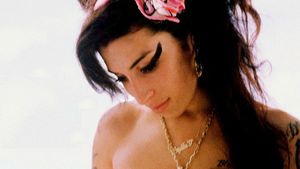 amy-winehouse-between-the_4lsk1_1vyoh3