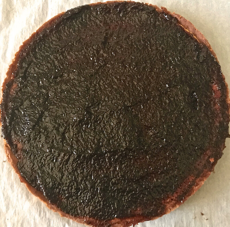 confiture de mûres pour la tarte étalée sur la crème d'amandes