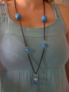 collier bleu