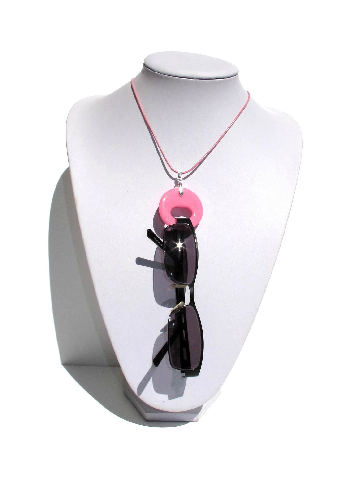 collier porte lunettes fimo rond sable rose foncé lunettes