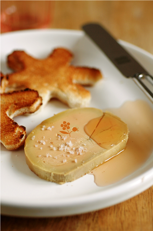 Foie gras au gros sel parfumé herbes & épices, fleur de sel et sirop pickles coing-épices