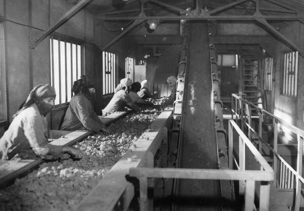 Photo 2 les femmes trient le minerai à la laverie