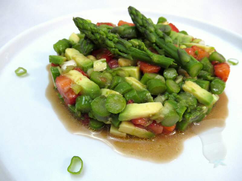 Tartare asperges, avocat et fraises