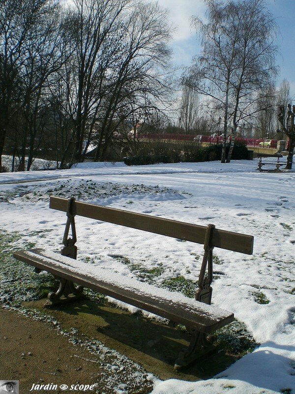 Banc sous la neige dans un square à Déols (36)