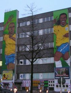 250px_Ronaldo_und_Ronaldinho_als_Graffiti_in_Kreuzberg_1_