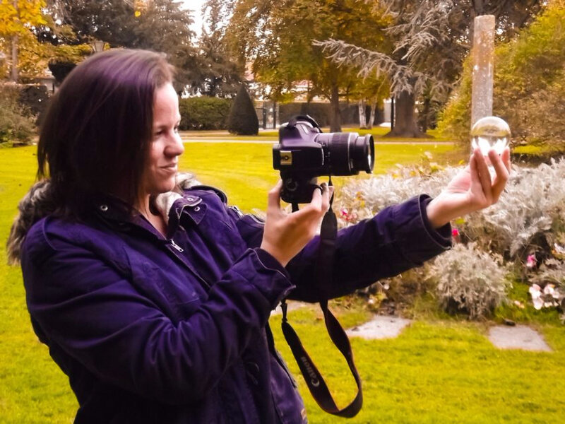 La photographe aime prendre des clichés avec une boule en verre. (©La Marne)