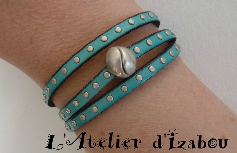 P1130100 Bracelet multitours cuir clouté bleu turquoise et fermoir balle de tennis aimanté